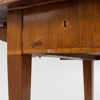 Drop-leaf table, circa 1800.