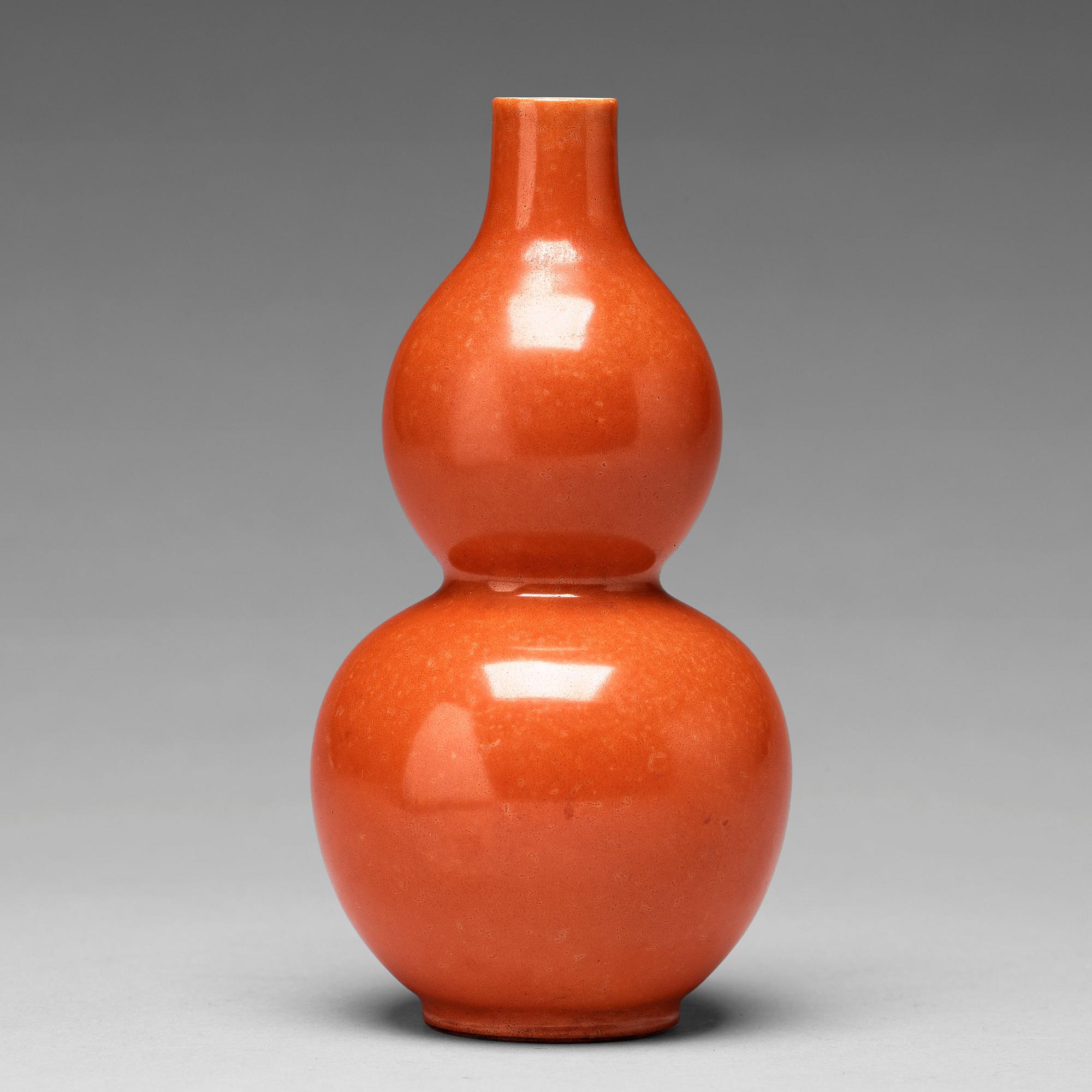 VAS, porslin. Qingdynastin, med Jiaqings märke (1796-1820).