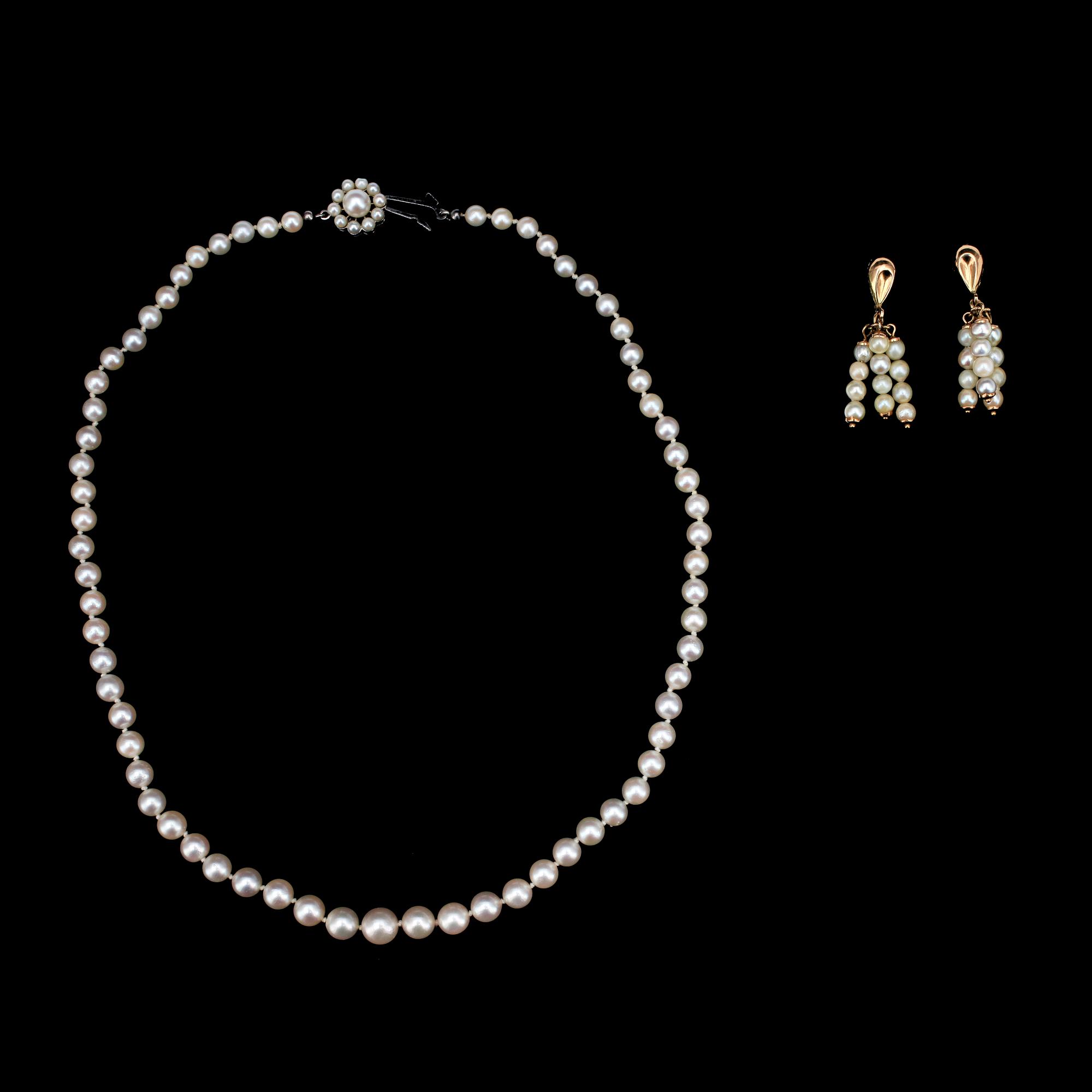 COLLIER samt ÖRHÄNGEN, 3 delar, odlade pärlor, lås i 18k vitguld, 1900-talets andra hälft.