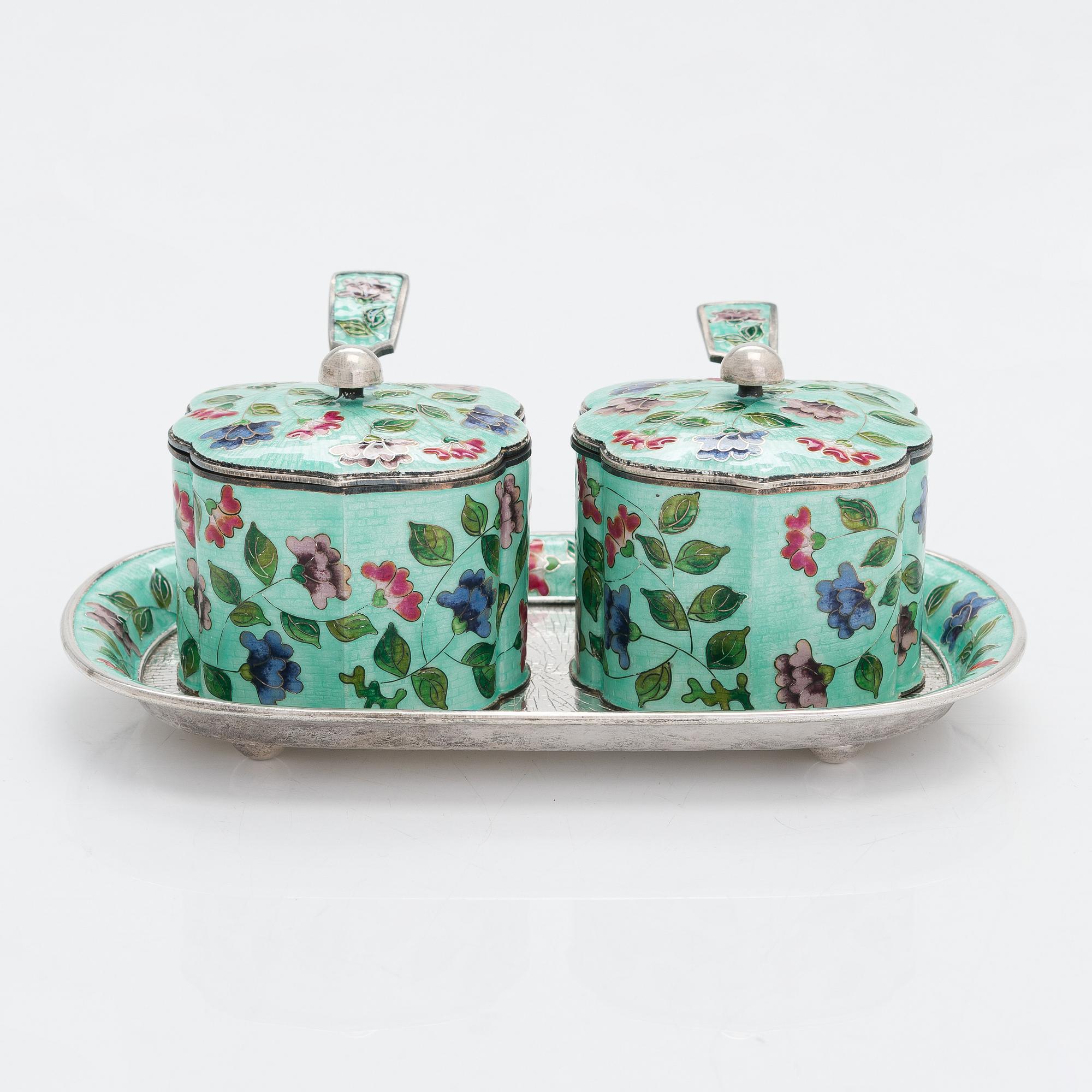 Kryddset på bricka, silver och emalj, Korea 1900-talets senare hälft.