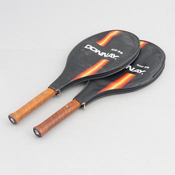 2 stycken tennisracketar. Donnay. Speciellt framtagna mid 25 racket i trä.