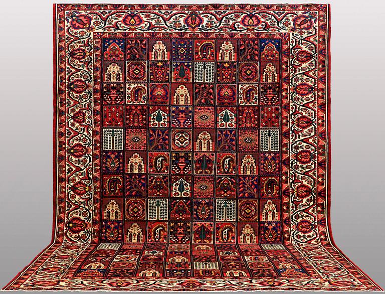 A CARPET, Semi- antique Baktiari, ca 473 x 330 cm.