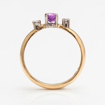 An 18K gold ring with a ruby and diamonds ca. 0.12 ct in total. Lagercrantz Jewellery, Tammisaari 2015.