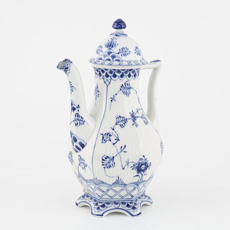 Servisdelar, 19 delar, "Musselmalet" helblonde, Royal Copenhagen, Danmark.