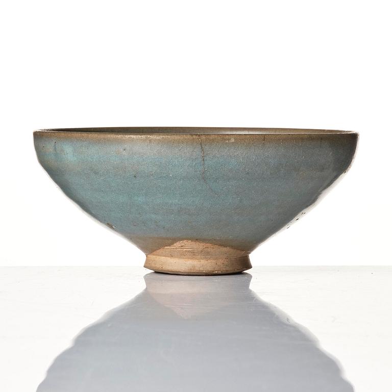 A large Jun glazed bowl with a purple splash, Song/Yuan dynasty.