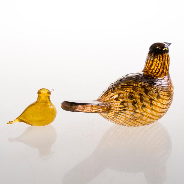 OIVA TOIKKA, A set of two glass birds, signed O Toikka Nuutajärvi.