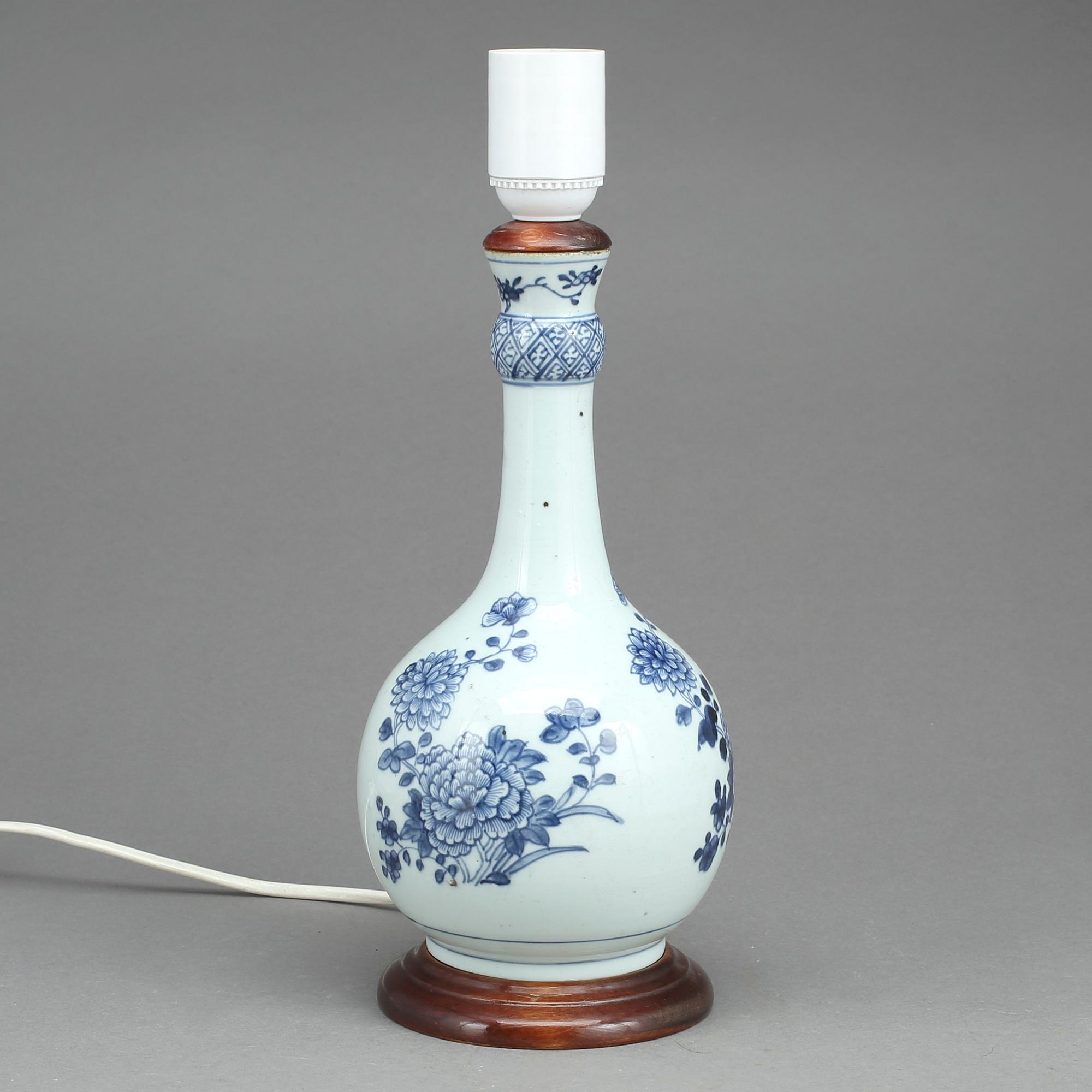 BORDSLAMPA, porslin, Kina, Qingdynastin, Qianlong (1735-1796).