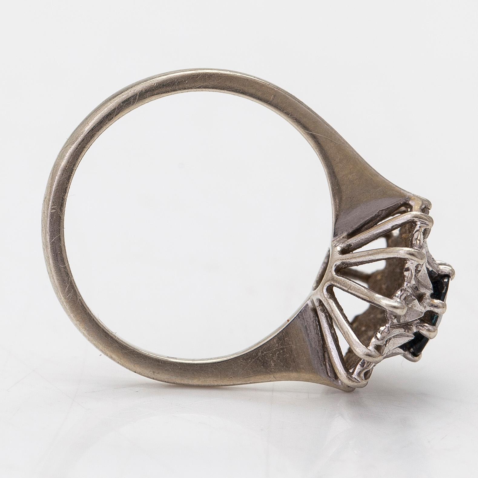 Sormus, carmosé, 18K valkokultaa timantteja yhteensä noin 0.06 ct ja safiiri. Ruotsalainen tuontileima.