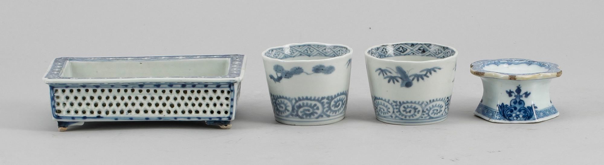 YTTERFODER, 2+1 samt SALTKAR, porslin, Kina, Qing dynastin, bland annat Qianlong (1735-96).