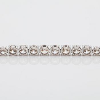 A line necklace with 104 brilliant cut diamonds total carat weight circa 25.44 cts. Quality circa G-H/VS-SI.