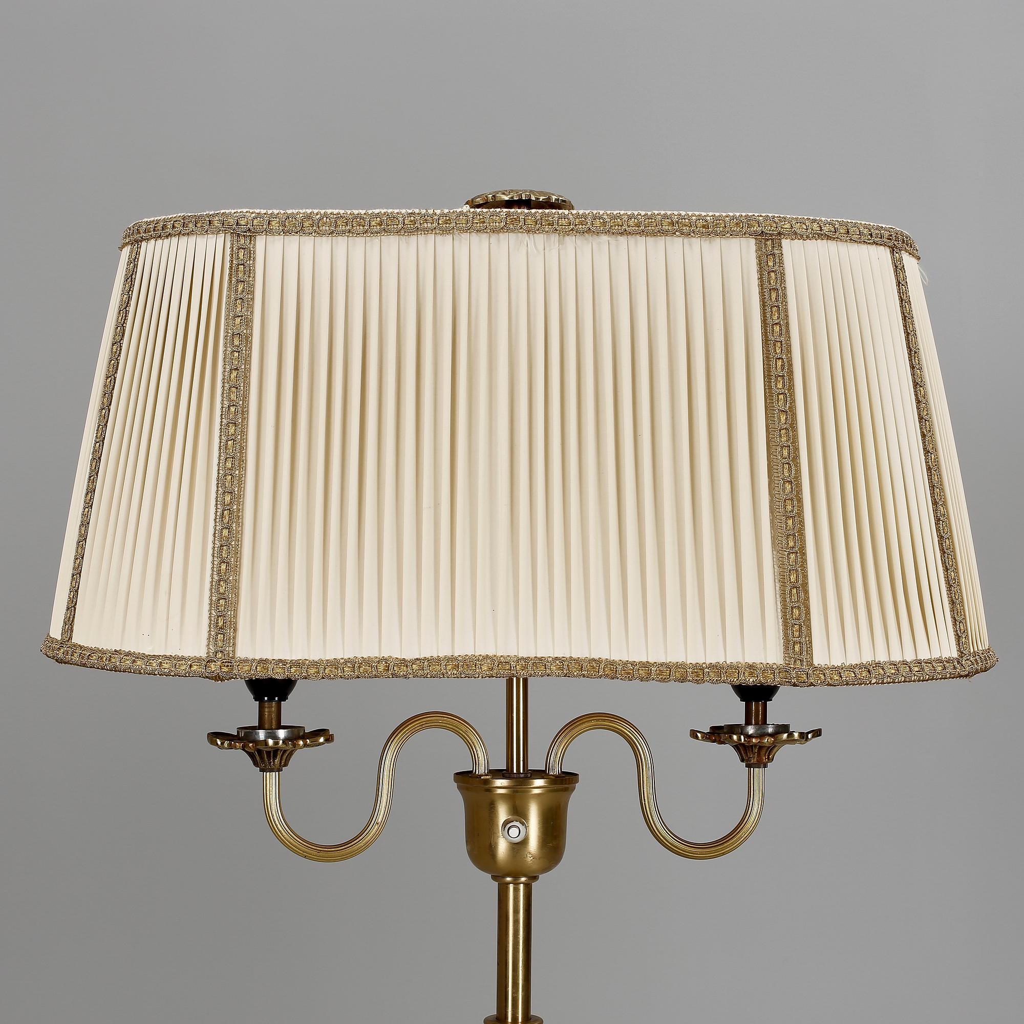 GOLVLAMPA, mässing, 1900-talets tredje kvartal.