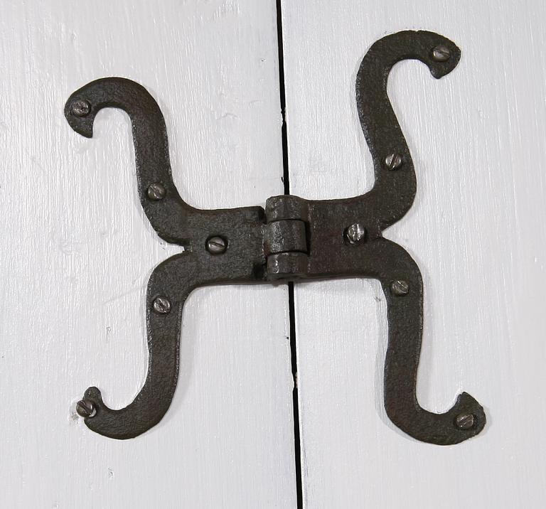 KLÄDSKÅP. 1800-tal.