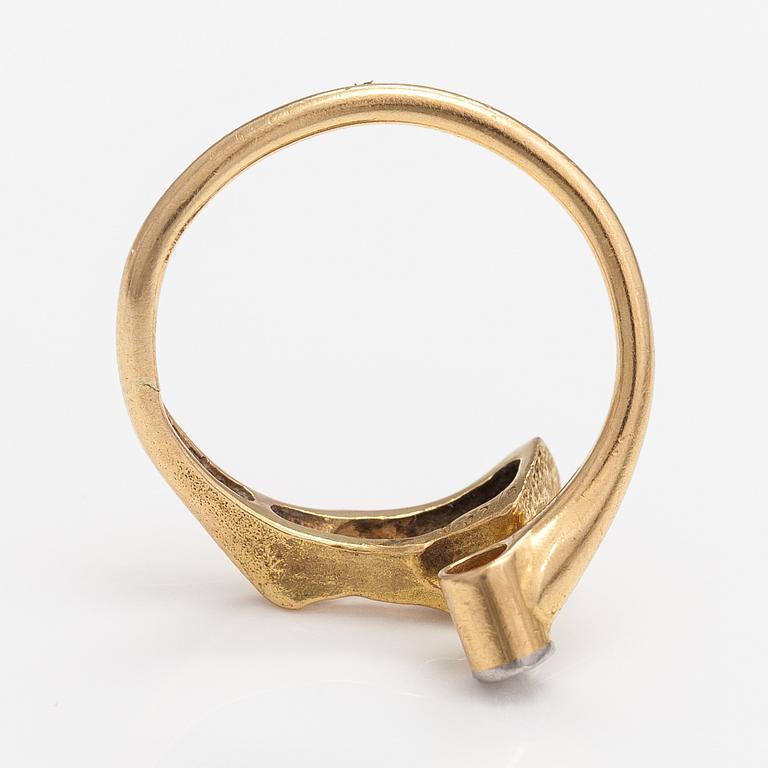 Björn Weckström, An 18K gold ring "Diamond well" with a diamond ca. 0.02 ct. Lapponia.