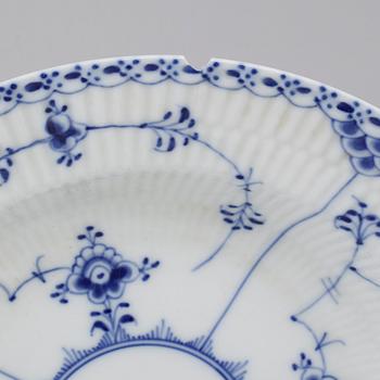 25 pieces of porcelain tableware from Royal Copenhagen, model "Musselmalet", 20th century.