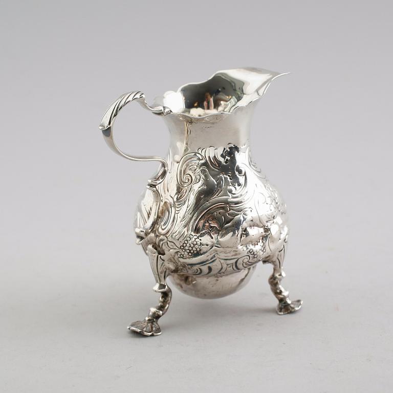 GRÄDDKANNA, silver, otydliga stämplar, England, 1700-tal. Vikt ca 129 gram.