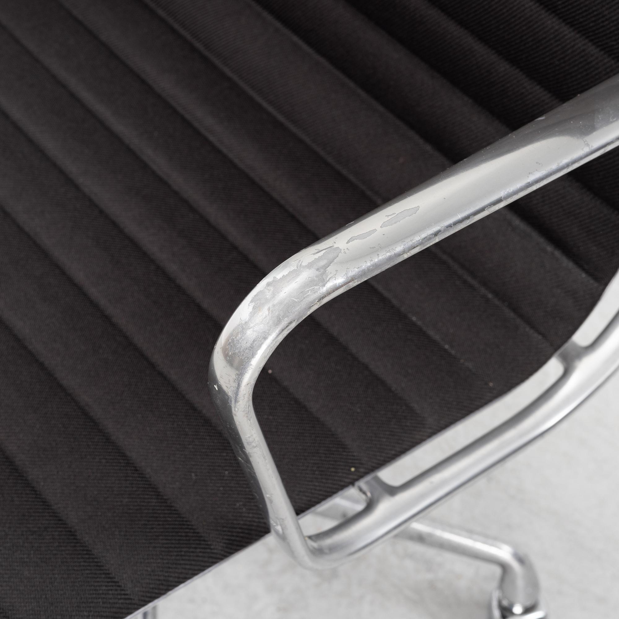 Charles & Ray Eames, swivel chair, 'EA 335', Norman Miller 1997.