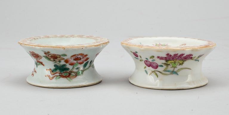 SALTKAR, två stycken, kompaniporslin. Qing dynastin, Qianlong (1736-95).