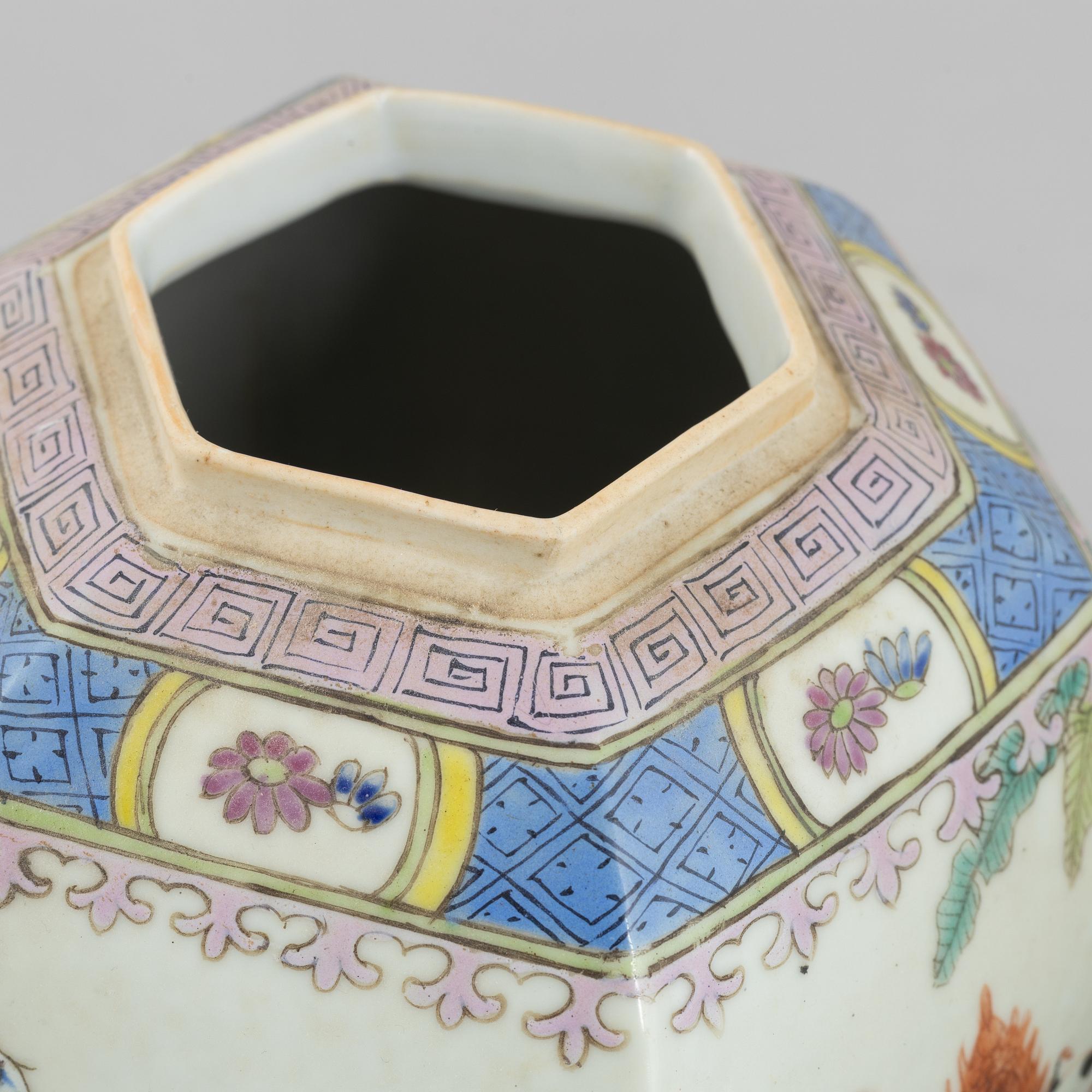 A pair of porcelain urna with covers, China, second half of the 20th century.