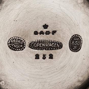 A pair of centrepiece silver bowls by Johan Rohde for Georg Jensen, Copenhagen 1915-1919. Design nr 252.