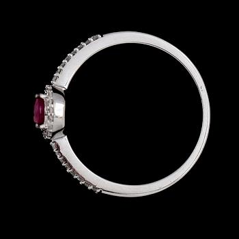 RING, 14K vitguld, rubin ca 0.50 ct och diamanter tot ca 0.12 ct.