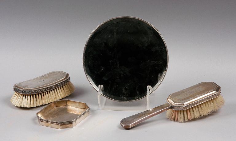 TOILETTESET, 4 delar, silver. Varav en Carl Petter Lampa, Stockholm 1828. Övriga 1900-talets mitt.