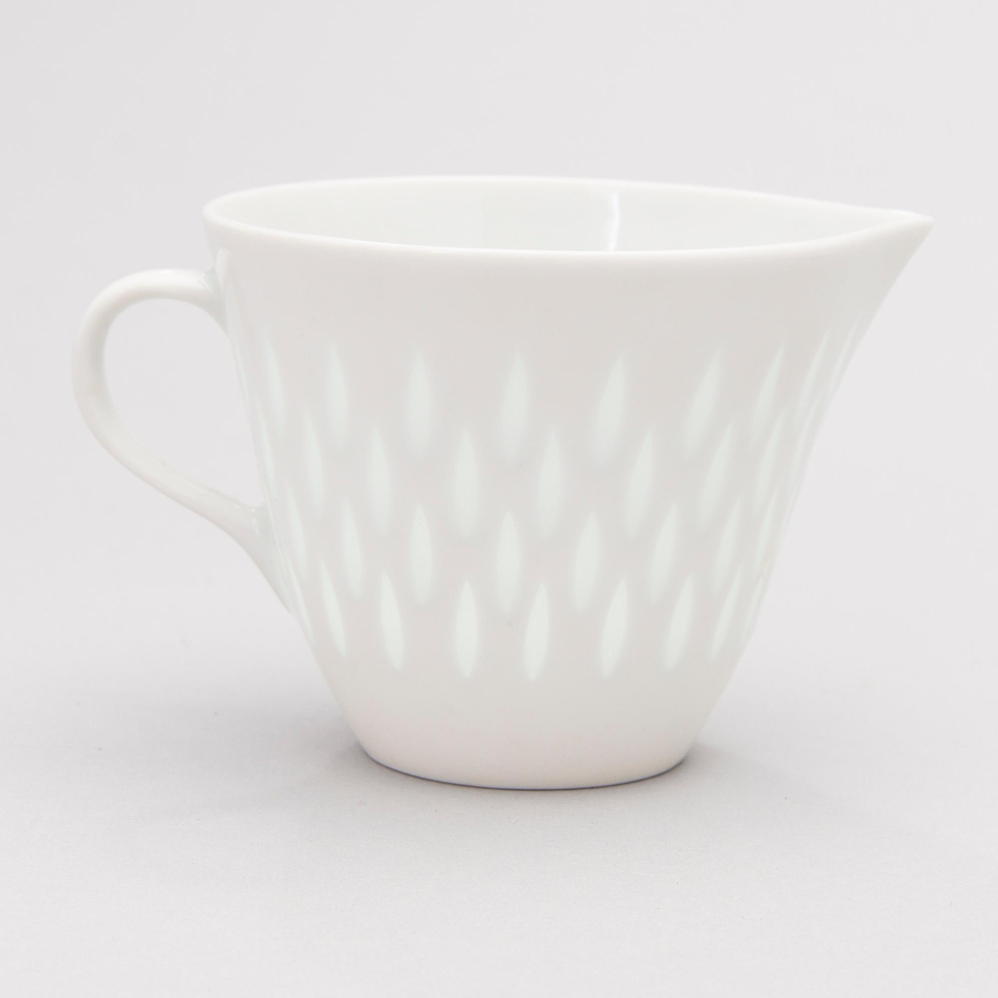 A 40-piece set of tableware in porcelain, signed F.H.Kj. Finland Arabia.