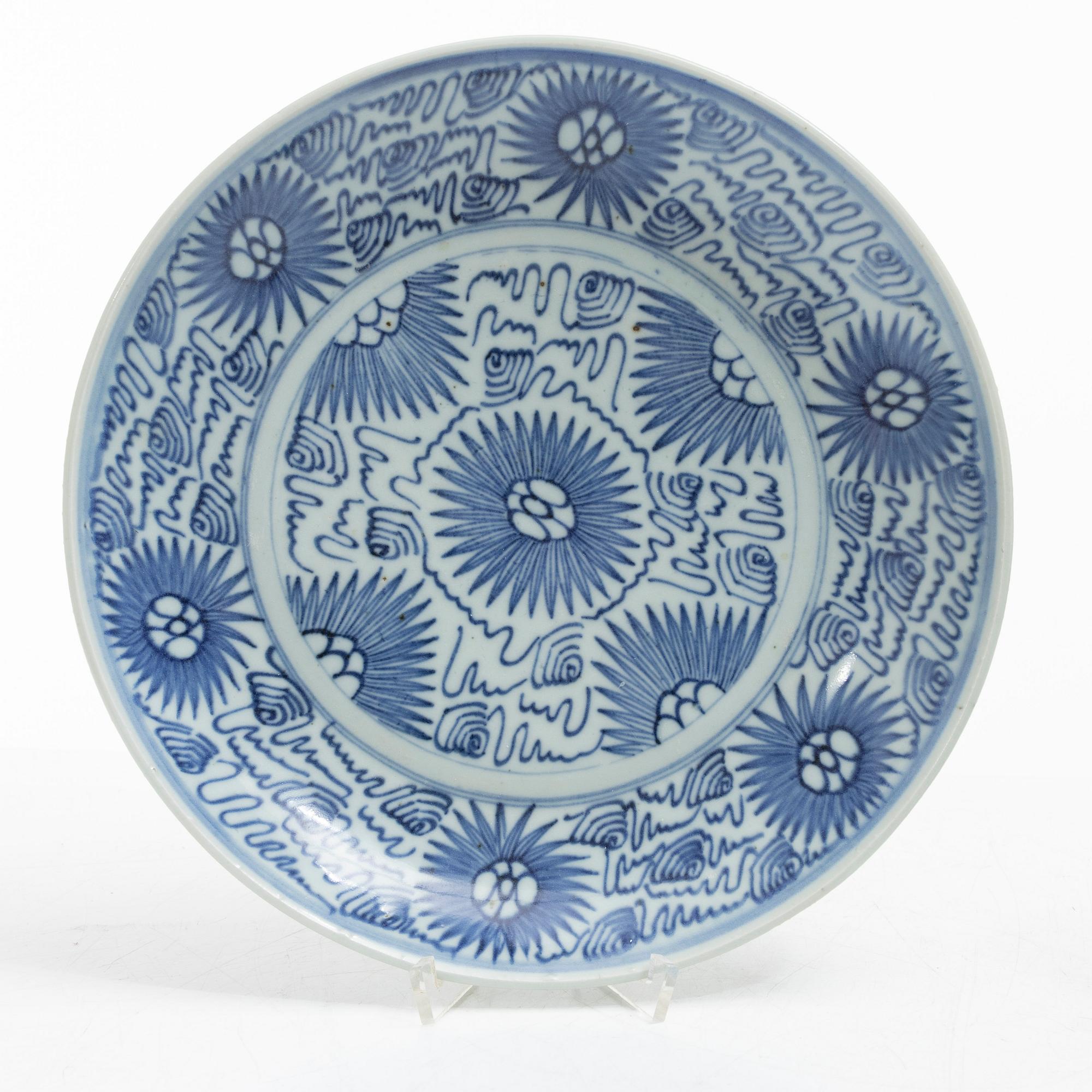 Two similar blue and white porcelain plates, 19th century.