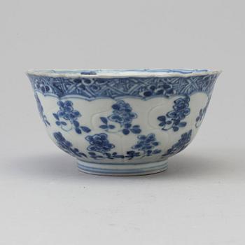 A blue and white bowl, Qing dynasty, Kangxi (1662-1722).