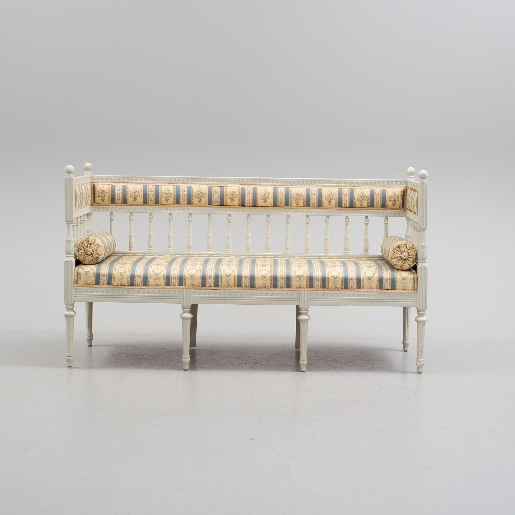 A GUSTAVIAN STYLE SETTEE, fist half of the 20th century.