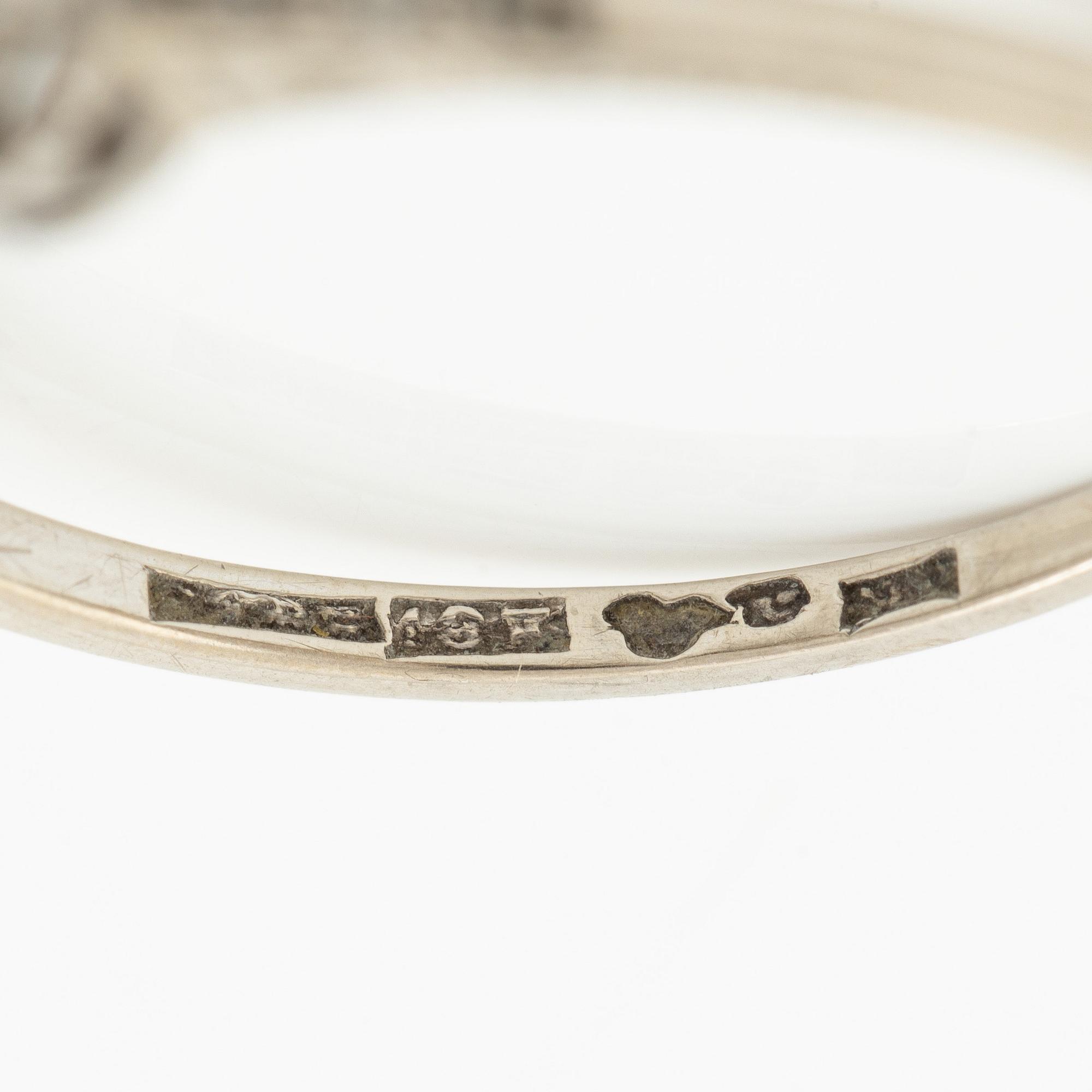 Ring, three-stone ring, 18K white gold set with three brilliant-cut diamonds.