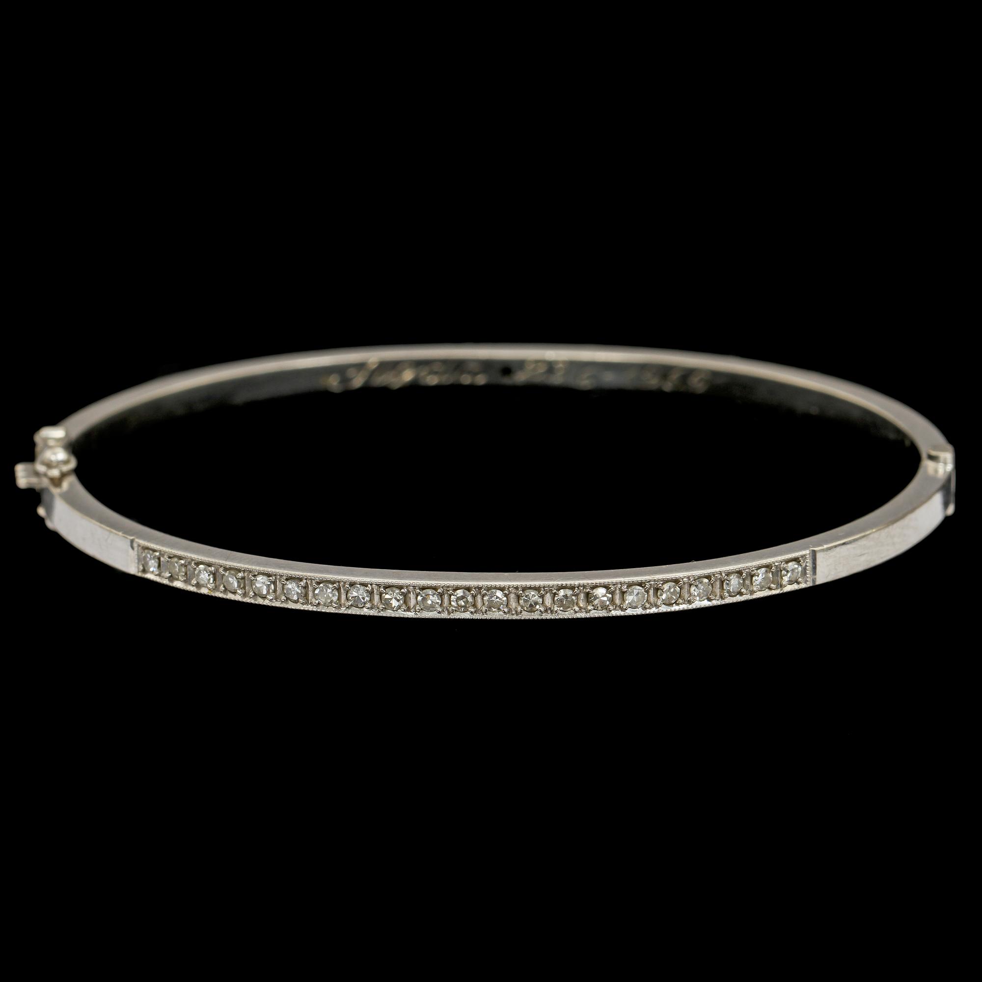 ARMRING, 18k vitguld med 21 åttkantslipade diamanter, stmpl ESM, 1900-tal. Vikt 8 g.