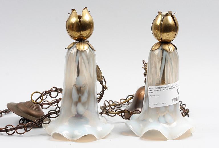 TAKARMATURER, ett par. Glas, jugend, 1900-talets första hälft.