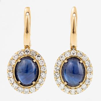 Earrings in 18K gold with cabochon-cut sapphires and octagon-cut diamonds.