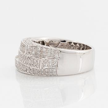 Ring, med briljantslipade diamanter.