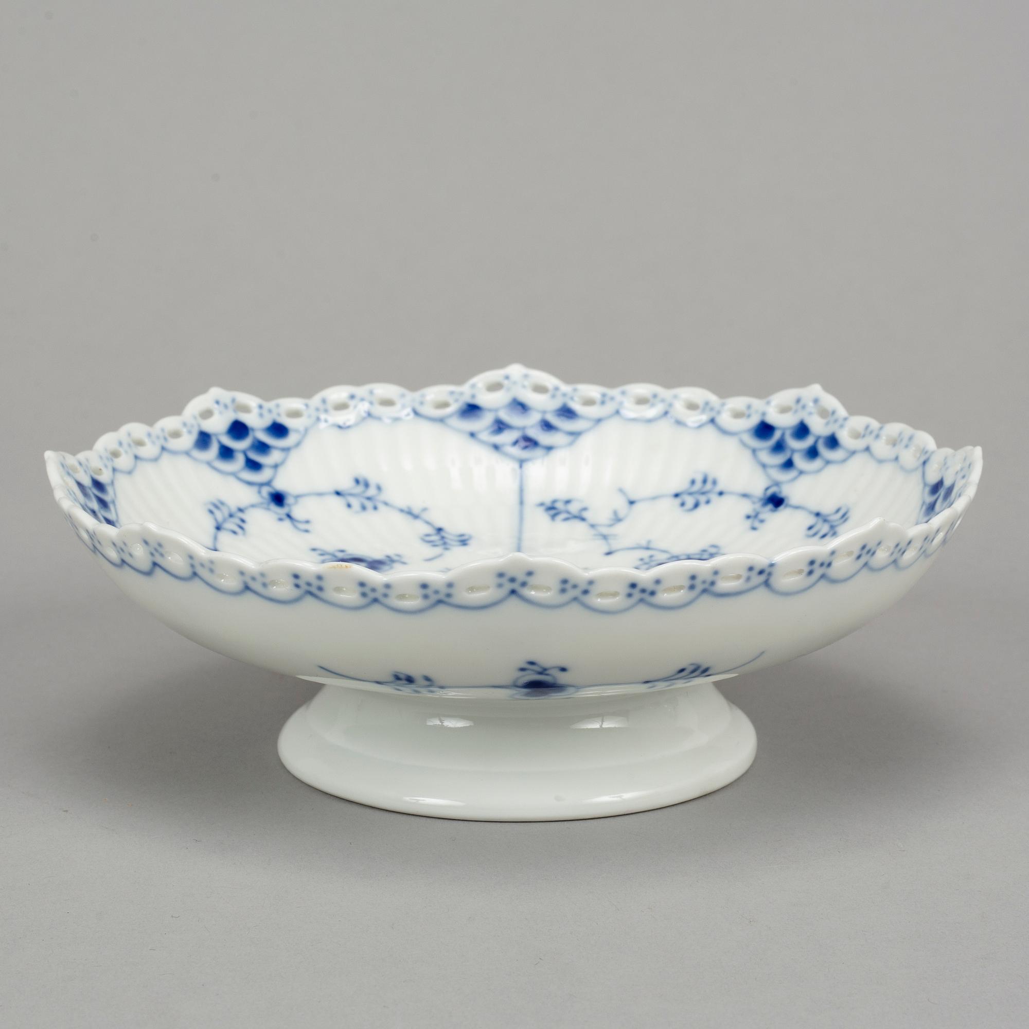 Royal Copenhagen, a 'Musselmalet' part service, Denmark (14 pieces).