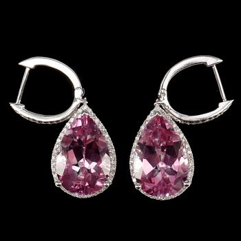 ÖRHÄNGEN, ett par 14k vitguld med droppformad rosa topaser tot ca 11ct och briljantslipade diamanter. Tot vikt ca 7 gram
