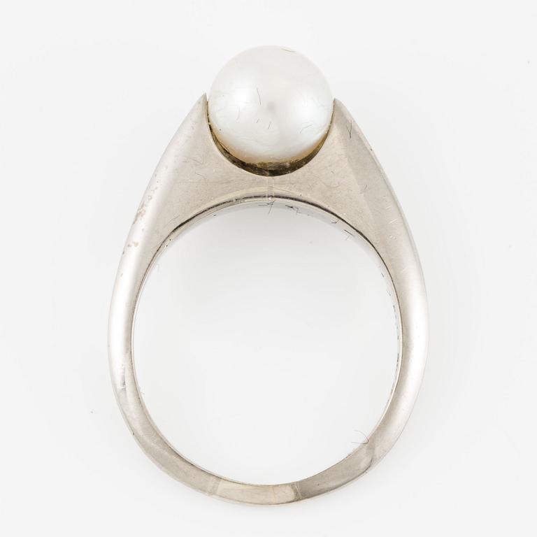 Ring 18K white gold with a cultured pearl.