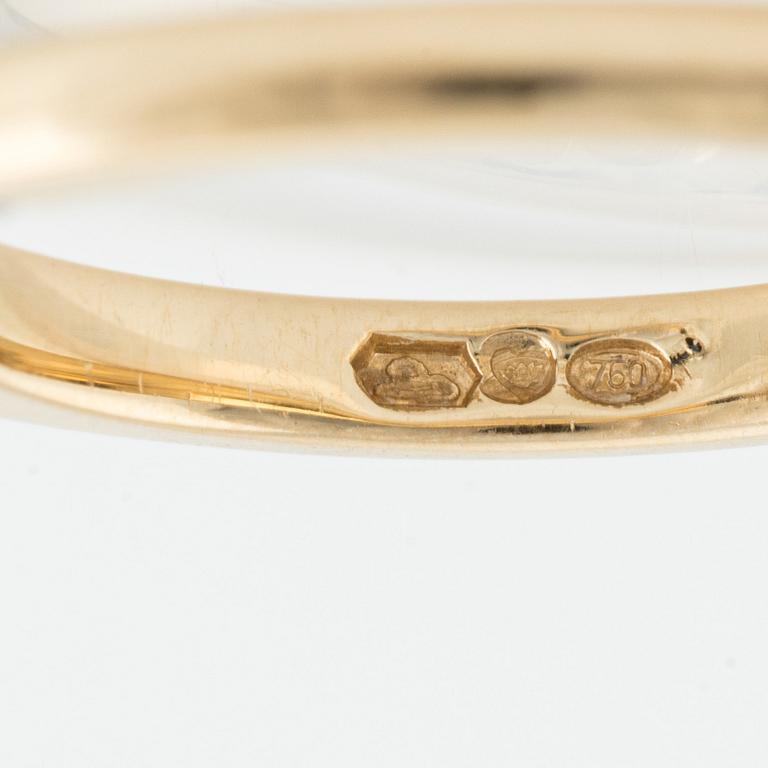 Ring,18K guld med cabochonslipad safir och briljantslipade diamanter. Finland.