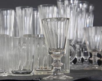 SERVISDELAR, ca 100 delar, glas, 1800/1900-tal.