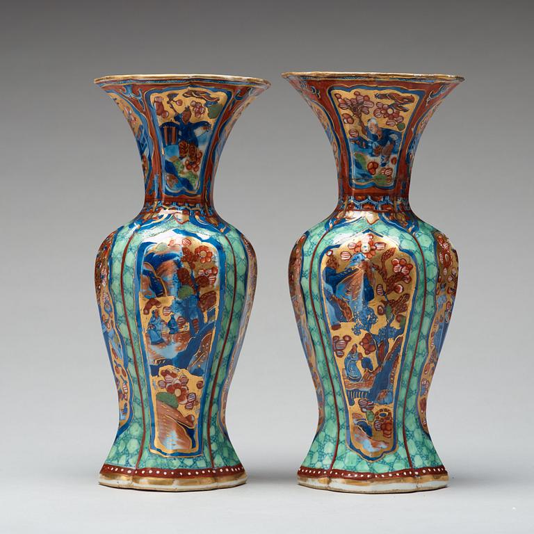 A pair of 'Clobbered' vases, Qing dynasty, Kangxi (1662-1722).