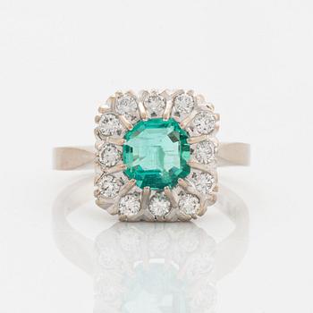 Ring 18K vitguld med en fasettslipad smaragd.
