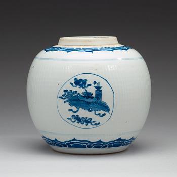 A blue and white jar, Qing dynasty, Kangxi (1662-1722).