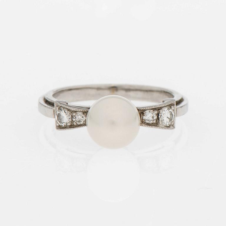 RING, odlad pärla, briljantslipade diamanter, platina. A. Tillander.