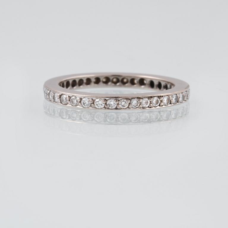 RING, platina med briljantslipade diamanter. Vikt 10,2 gram.