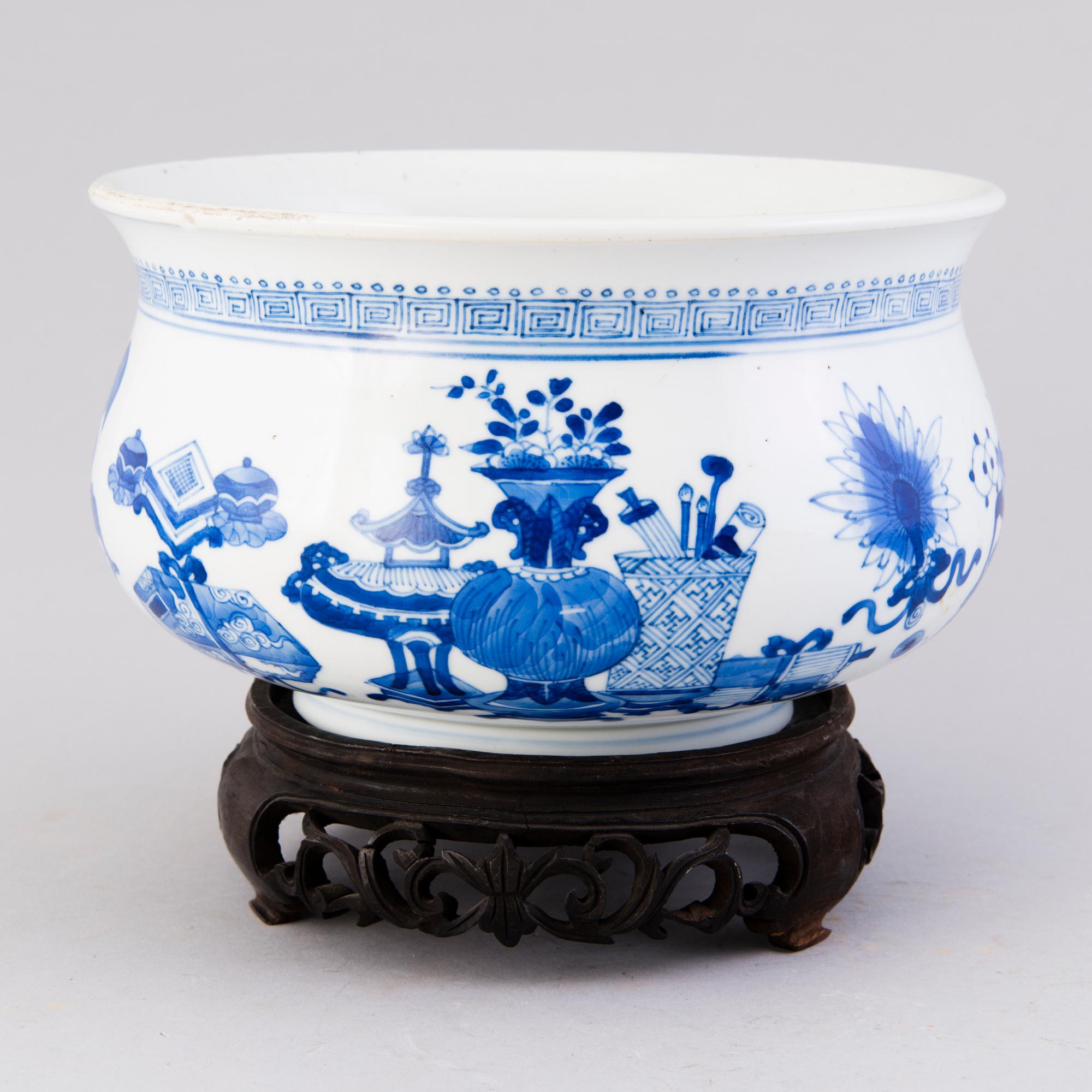 A Chinese porcelain bowl, circa 1800.