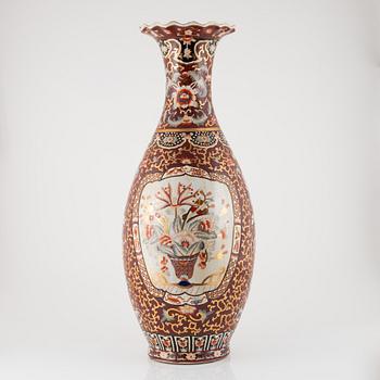 A large Japanese vase, 20th century.