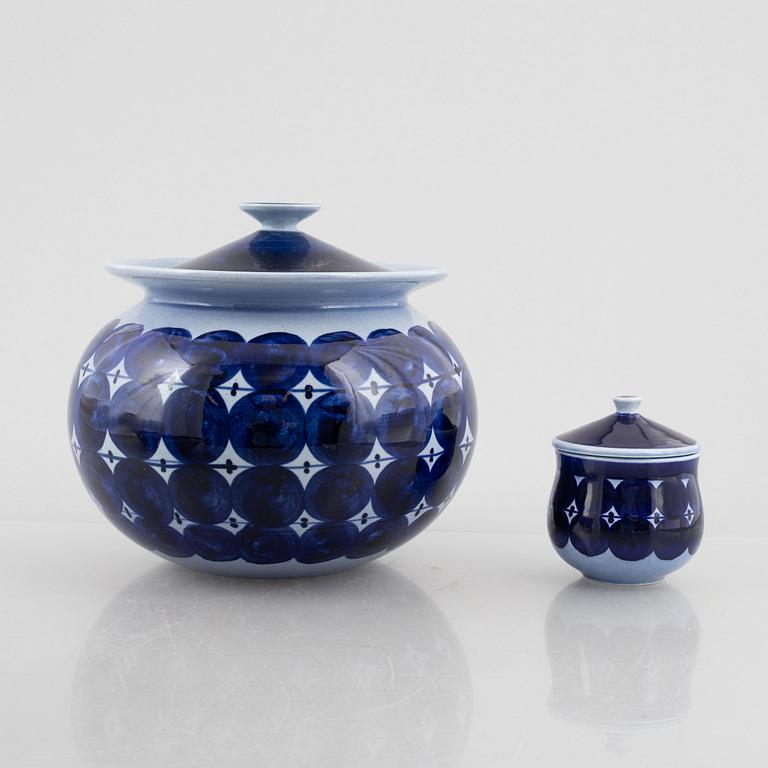 Lisa Larson, vaser, 2 st och skålar, ett par samt terrin med lock och skål med lock, stengods, Gustavsberg.