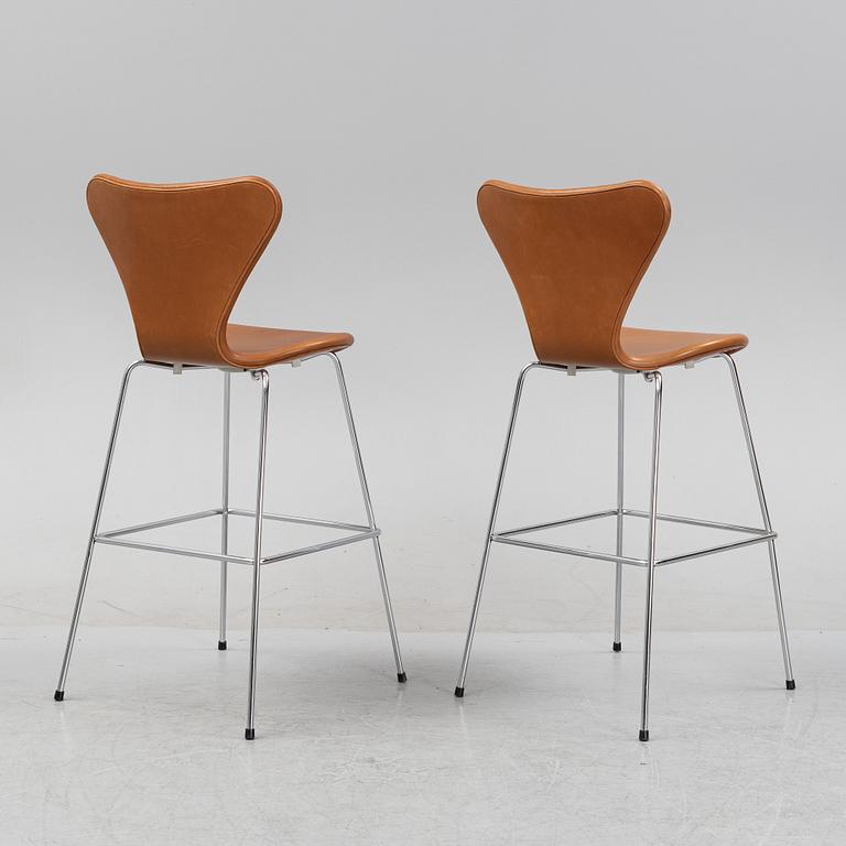 Arne Jacobsen, a pair of 'Serie 7' bar chairs for Fritz Hansen, 21 st Century.