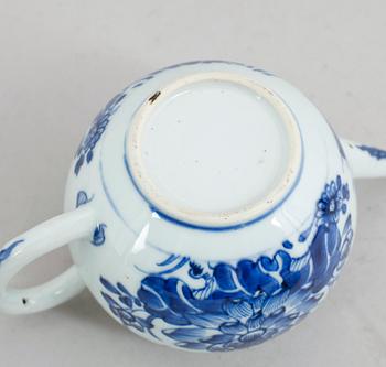 TEKANNA samt 2 TESKÅLAR, porslin, Kina, Qianlong 1736-1795.