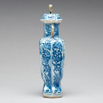 A blue and white vase with cover, Qing dynasty, Kangxi (1662-1722).